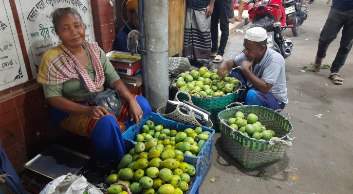 দেশি-বিদেশি আমে জমজমাট বান্দরবান বাজার